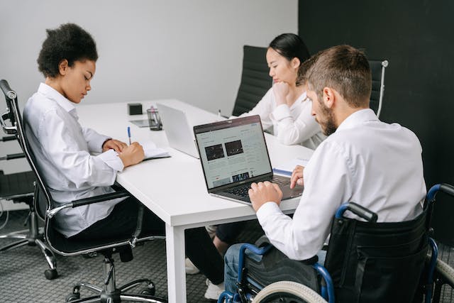 recruiter met collega's bezig met sourcing in recruitment branche