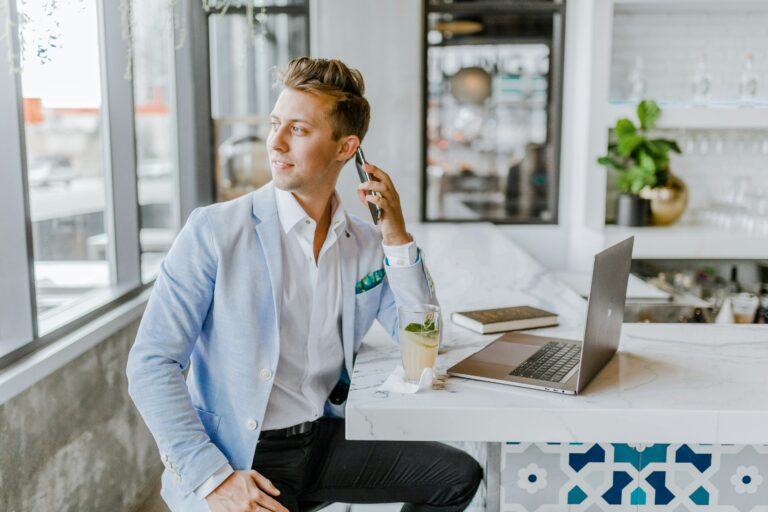 Recruiter die probeert kandidaten te vinden
