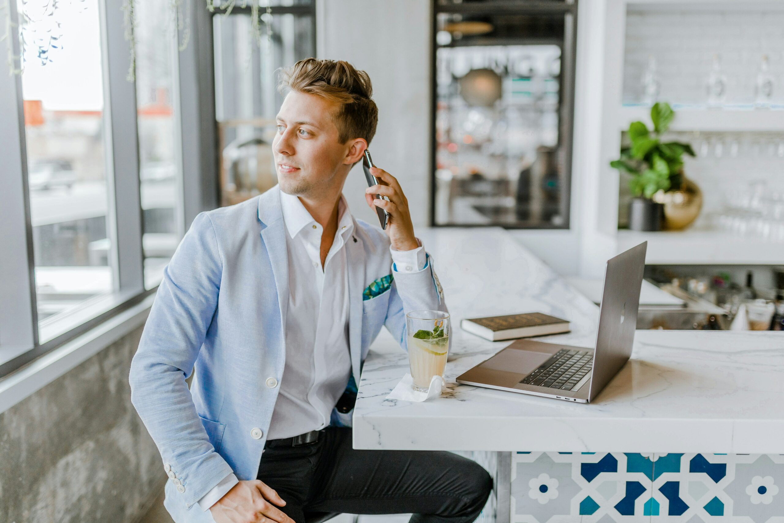 Recruiter die probeert kandidaten te vinden