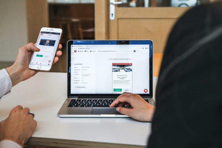 2 mensen die een boolean search in recruitment uitvoeren