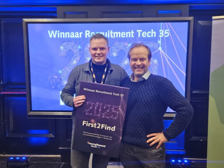 Sander Govaers van First2Find neemt de prijs in ontvangst voor beste recruitment software van de Benelux