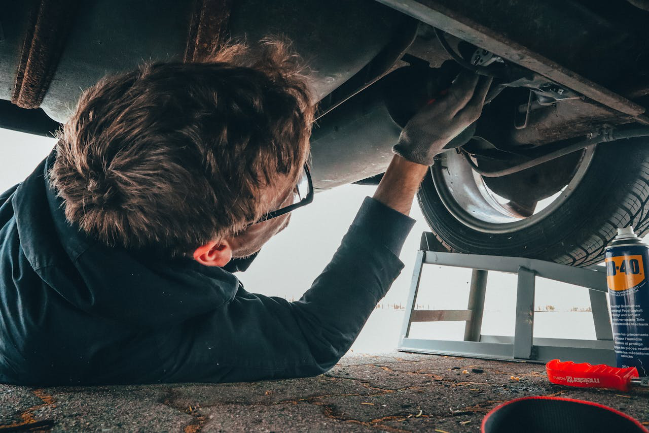 Automonteur aan het werk